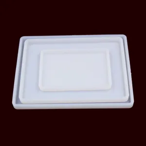Vista detallada de molde de silicona rectangular para bandejas de resina epoxi cristalina.