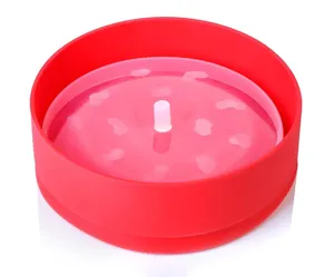 Detalle de cubo de palomitas para microondas de silicona roja, diseño plegable.