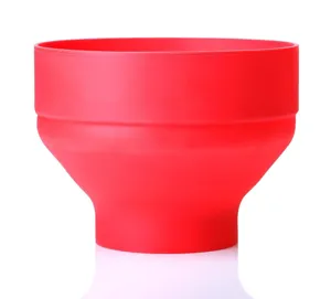 Primer plano del tazón de palomitas de silicona rojo plegable con detalles resistentes al calor.