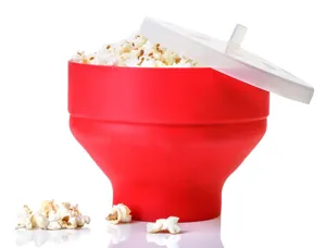 Detalle de bol de palomitas de silicona, cubo plegable para microondas con tapa blanca.