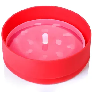 Bol de palomitas de silicona plegable para microondas en rojo con tapa transparente.