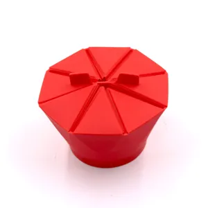 Bol de palomitas octogonal de silicona roja vista detallada, útil herramienta de cocina.