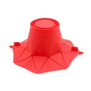 Primer plano detalle de la textura superficial del bol de silicona roja para palomitas.