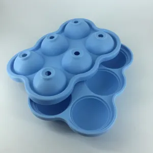 Vista detallada del molde de bolas de hielo de silicona azul de 6 cavidades, bandeja flexible.