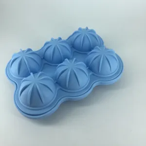 Detalle de molde de hielo de silicona de 6 cavidades de rosa, bandeja azul flexible.