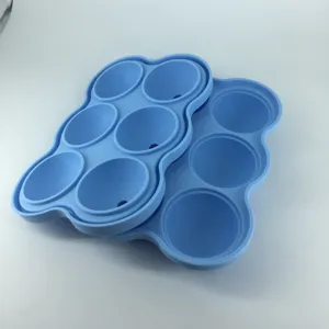 Vista detallada del molde de hielo de silicona azul, material flexible para uso doméstico diario.