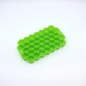 Vassoio per cubetti di ghiaccio in silicone verde a nido d'ape con 37 griglie, stampo flessibile.