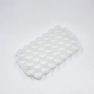 Dettaglio del vassoio per ghiaccio in silicone a nido d'ape, 37 griglie bianche.