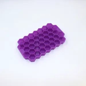Vista dettagliata del vassoio per cubetti di ghiaccio in silicone viola con griglia.