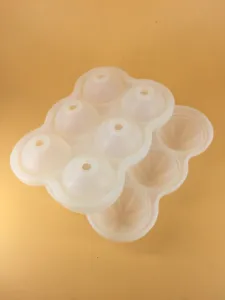 Detalle de la bandeja de cubitos de hielo de silicona de 6 cavidades para cocina