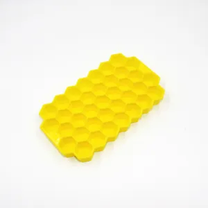Vassoio per cubetti di ghiaccio in silicone giallo dettaglio, 37 griglie stampo flessibile.