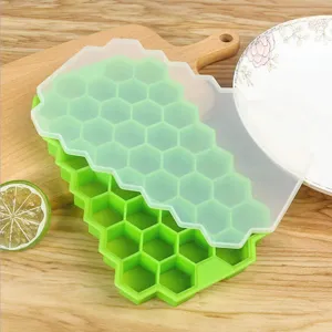 Vista dettagliata del vassoio per ghiaccio in silicone a nido d'ape con coperchio trasparente.