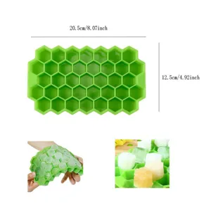Vassoio per cubetti di ghiaccio in silicone verde a nido d'ape, flessibile e facile da usare.