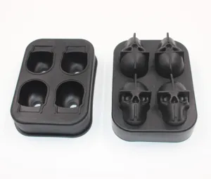 Molde para hielo de silicona negra con 4 calaveras, detalles interior y exterior.