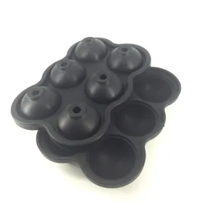 Primer plano detallado del molde de cubitos de hielo de silicona negra con diseño de seis cavidades.