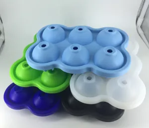 Detalle del molde de hielo de silicona de 6 agujeros con varias opciones de color.