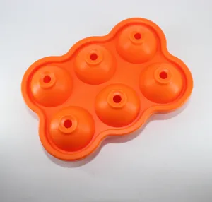 Vista detallada del molde para cubitos de hielo esféricos de silicona naranja de 6 huecos.