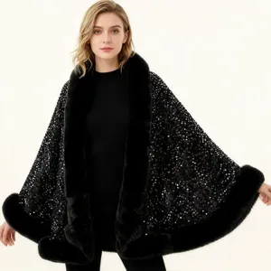 Nahaufnahme eines eleganten schwarzen Paillettenumhangs mit Pelzbesatz an einem Model