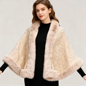 Eleganter champagnerfarbener Pailletten-Schal mit dickem Kunstpelzbesatz für Winter