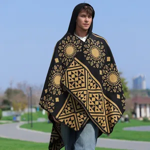 Detaillierte Ansicht eines Herren-Strickponchos mit Kapuze und goldenen Mustern.