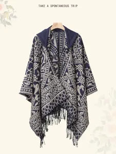 Detailaufnahme eines Herren-Strickponchos mit Kapuze, Vintage-Muster und Fransen