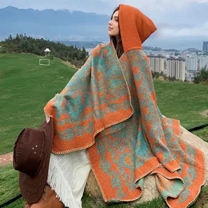 Böhmisches gestricktes Kapuzen-Poncho-Cape mit Blumenmuster für Damen in herbstlicher Natur.