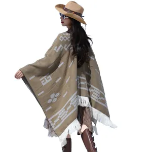 Bohemien-Strickponcho-Schal mit weißen Fransen-Details und geometrischen Mustern