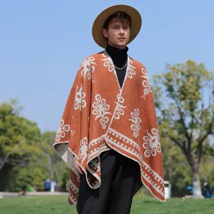 Detailansicht eines stylischen Herren-Strickschals mit Blumenmustern im Park