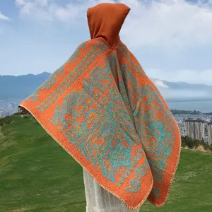 Böhmischer Strick-Poncho mit Kapuze, leuchtendem Blumenmuster und feinen Nähten.