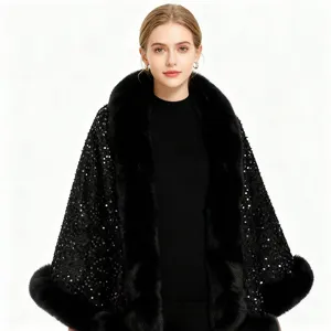 Detailansicht eines eleganten schwarzen Pailletten-Capes mit Pelzkragen