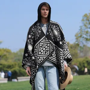 Strick-Poncho mit Kapuze für Herren mit geometrischem Stammesmuster im Freien