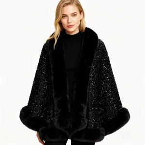 Detailansicht eines schwarzen Pailletten-Capes mit luxuriösem Kunstfellkragen und Saum