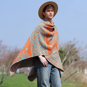 Detail eines Vintage-Herren-Jacquard-Ponchos mit orange-blauem geometrischem Muster