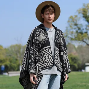 Herren Kapuzen-Strickponcho mit stilvollem schwarz-weißem geometrischem Webmuster