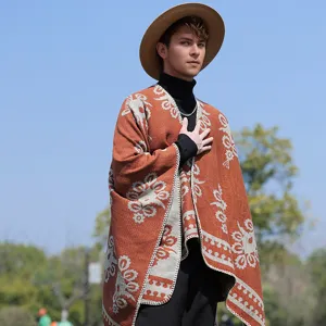 Detaillierte Ansicht des Herrenstrickponchos mit Ethno-Muster und rostfarbenem Stoff