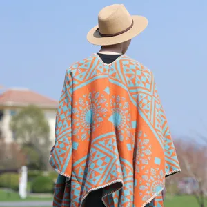 Detailansicht des retro geometrischen Jacquard-Musters auf dem Winter-Herrenschal