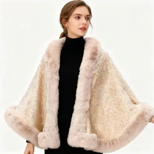 Detailansicht eines eleganten Pailletten-Capes mit luxuriösem Kunstfellbesatz für den Winter