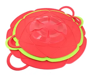 Detail de couvercle anti debordement en silicone, accessoire de cuisine fleuri anti projection.