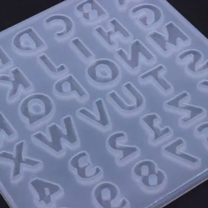 Transparante siliconen mal met letters en cijfers voor DIY epoxy hars gieten en knutselen.
