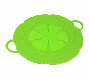 Vue détaillée du couvercle anti-débordement en silicone vert avec soupape et poignées.