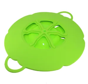 Couvercle anti-debordement en silicone detail, ustensile vert avec event et deux poignees.