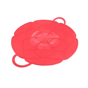 Couvercle anti debordement en silicone rouge, protection de casserole florale resistante.