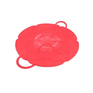Couvercle de casserole en silicone rouge détail, outil de cuisine anti-débordement forme de fleur