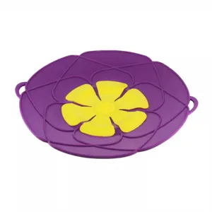 Couvercle anti debordement en silicone pour casserole de cuisine resistant violet de protection.