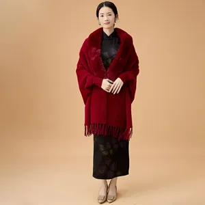 Elegante chal rojo con cuello de piel sintética y flecos para bodas y eventos de gala