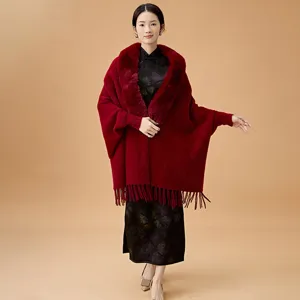 Elegante chal rojo de piel sintética de visón con flecos para vestidos de novia.