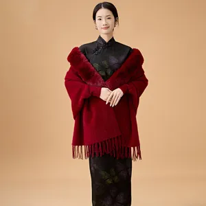 Elegante chal de novia de piel sintética roja sobre un qipao negro sobre fondo beige