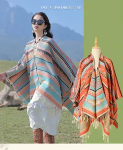 Boho-Strickponcho mit lebhaften ethnischen Mustern, Fransen und seitlichen Schlitzen.