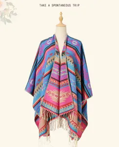Detailansicht des farbenfrohen Strickponchos im Ethno-Stil mit festlichen Fransen.