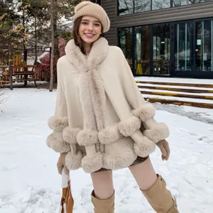 Châle en maille beige élégant avec col en fausse fourrure de luxe et détails de pompons
